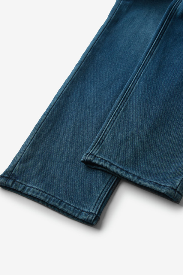 쌀쌀한 겨울 날씨에도 따뜻하고 스타일리시하게 연출할 수 있는 남성용 기모 데님입니다. 부드러운 촉감의 데님 소재에 기모 안감을 더해 보온성을 극대화했으며, 써모라이트 기능성 원사를 사용하여 추운 날씨에도 쾌적함을 유지합니다. 베이직하고 캐주얼한 무드의 무지 디자인으로, 출근룩은 물론 일상에서도 활용하기 좋습니다. 레귤러 핏 스트레이트 스타일로, 어떤 상의와도 자연스럽게 어울려 다양한 스타일을 연출할 수 있습니다.
