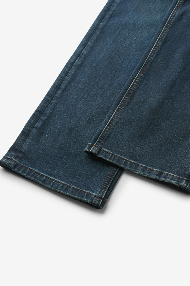 부드러운 셔닐 소재로 제작되어 포근한 착용감을 선사하는 셔닐 데님 바지입니다. 네이비 컬러의 무지 디자인으로 어떤 스타일에도 잘 어울리는 베이직한 아이템입니다. 셔닐직 이중 직조로 제작되어 두꺼운 두께감과 뛰어난 보온성을 자랑하며, 겨울철에도 따뜻하게 착용할 수 있습니다. 레귤러핏으로 편안한 착용감을 제공하며, 출근룩, 데이트룩 등 다양한 TPO에 활용 가능합니다. 클래식, 미니멀, 캐주얼 등 다양한 스타일을 연출하기 좋습니다.
