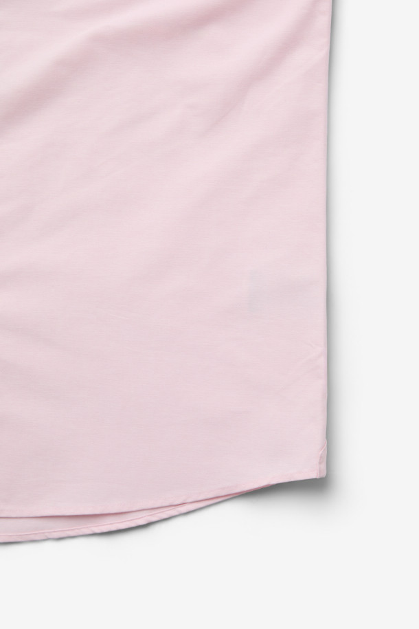 부드러운 촉감이 돋보이는 SOMELOS(소멜로스) 옥스포드 셔츠입니다. 핑크 컬러의 무지 셔츠로, 캐주얼 및 베이직 스타일을 연출하기 좋습니다. 봄, 가을 시즌에 활용하기 좋으며, 차이나칼라 디자인과 긴 소매 기장이 특징입니다. 출근룩 또는 비즈니스 캐주얼에 활용하거나, 자켓 이너나 스웨터와 레이어드하여 다양한 스타일을 시도해보세요. 투톤 컬러의 옥스포드 조직으로 은은한 멋을 더했습니다.
