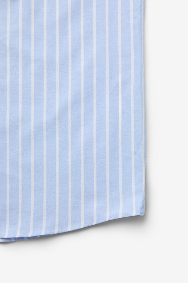 SOMELOS 볼드 스트라이프 옥스포드 셔츠는 부드러운 면 소재로 제작되어 편안한 촉감을 선사합니다. 블루와 화이트 컬러의 스트라이프 패턴이 캐주얼하면서도 베이직한 스타일을 연출하며, 봄, 여름 시즌에 활용하기 좋습니다. 옥스포드 소재 특유의 고급스러운 질감은 출근룩이나 비즈니스 캐주얼에 적합하며, 셔츠의 레귤러 기장과 긴 소매 디자인은 클래식하고 미니멀한 스타일을 완성합니다. 카라 넥 라인으로 깔끔한 인상을 주어 다양한 스타일링에 활용하기 좋습니다.
