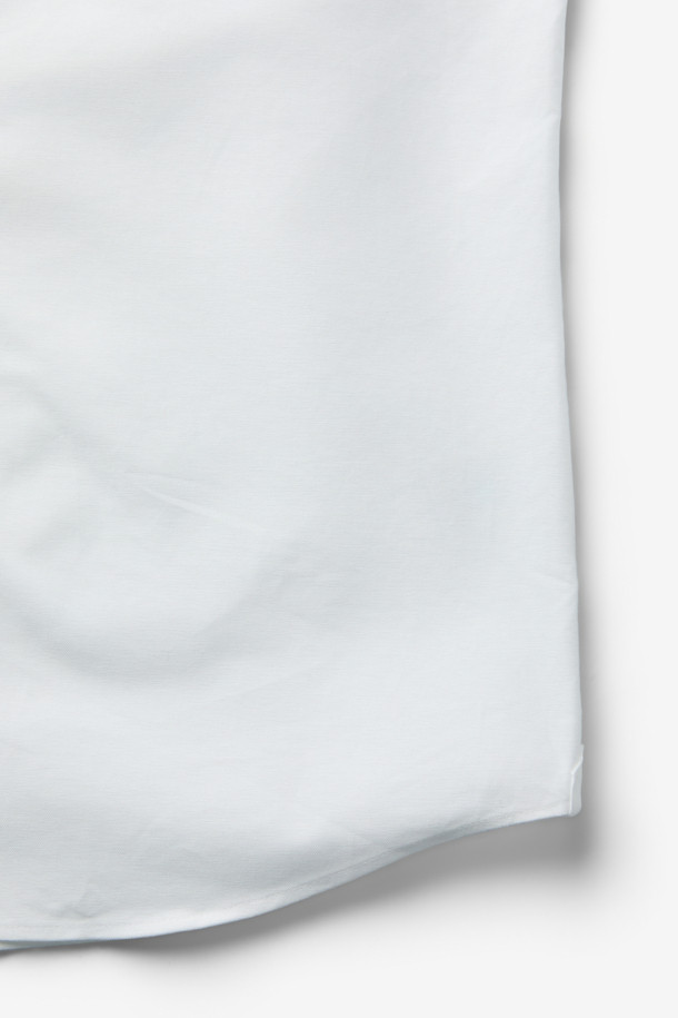 SOMELOS(소멜로스) 옥스포드 셔츠는 캐주얼, 클래식, 미니멀 스타일을 모두 아우르는 베이직 셔츠입니다. 부드러운 촉감의 면 소재로 제작되어 사계절 내내 편안하게 착용할 수 있으며, 레귤러 핏과 긴 소매 기장으로 어떤 스타일에도 잘 어울립니다. 화이트 컬러의 무지 디자인에 투톤 컬러 옥스포드 조직으로 은은한 포인트를 더했습니다. 차이나칼라 디테일이 돋보이는 옥스포드 셔츠로, 일상에서 폭넓게 활용할 수 있습니다.
