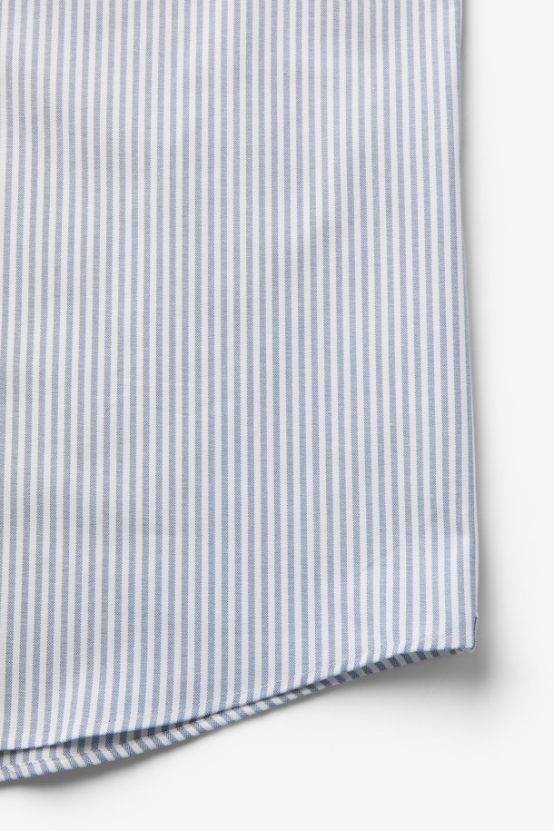 SOMELOS(소멜로스) 스트라이프 옥스포드 셔츠는 블루와 화이트 컬러의 조화가 돋보이는 셔츠입니다. 면 소재의 옥스포드 원단으로 제작되어 부드러운 촉감을 선사하며, 봄, 여름 시즌에 적합합니다. 캐주얼, 베이직, 미니멀 스타일을 소화하며, 출근룩 또는 비즈니스 캐주얼로 활용하기 좋습니다. 긴소매와 레귤러 기장으로, 다양한 하의와 편안하게 매치할 수 있습니다. 촘촘한 스트라이프 패턴이 세련된 느낌을 더합니다.
