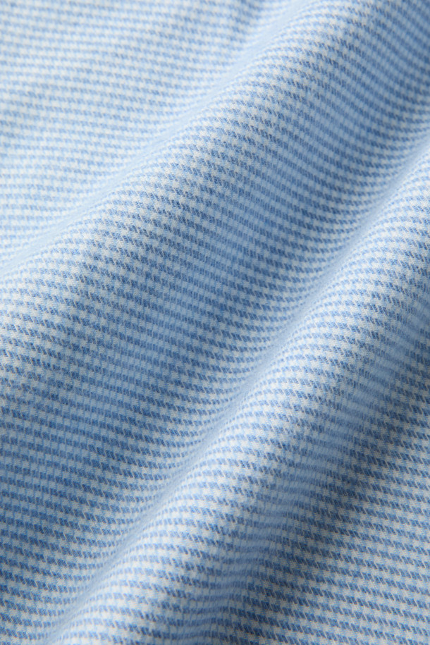 SOMELOS(소멜로스) 코튼 캐시미어 하운드투스 셔츠는 부드러운 촉감의 면과 캐시미어 혼방 소재로 제작되어 가을, 겨울 시즌에 착용하기 좋습니다. 하늘색 컬러의 레귤러핏 셔츠로, 베이직하면서도 클래식한 하운드투스 패턴이 돋보입니다. 차이나칼라와 긴 소매 디자인으로, 출근룩, 비즈니스 캐주얼, 모임룩 등 다양한 TPO에 활용할 수 있습니다. 밀드 가공 처리되어 물세탁이 가능하며, 스타일은 클래식과 미니멀을 추구하는 분들께 추천합니다.
