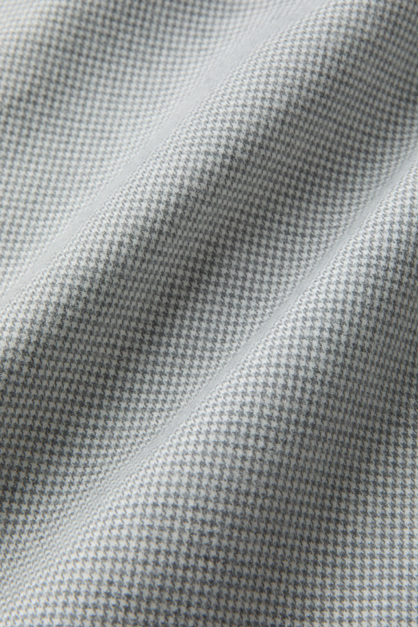 SOMELOS(소멜로스) 코튼 캐시미어 하운드투스 셔츠는 부드러운 촉감의 면과 캐시미어 혼방 소재로 제작되어 겨울철에도 따뜻하게 착용할 수 있습니다. 클래식한 무드의 그레이 컬러 하운드투스 패턴이 돋보이며, 레귤러 핏과 긴 소매 기장으로 편안한 착용감을 선사합니다. 출근룩, 비즈니스 캐주얼, 모임룩 등 다양한 TPO에 활용 가능한 실용적인 아이템입니다. 밀드 가공 처리와 물세탁이 가능하여 관리가 용이합니다. 미니멀하고 클래식한 스타일을 즐기는 분들께 추천합니다.
