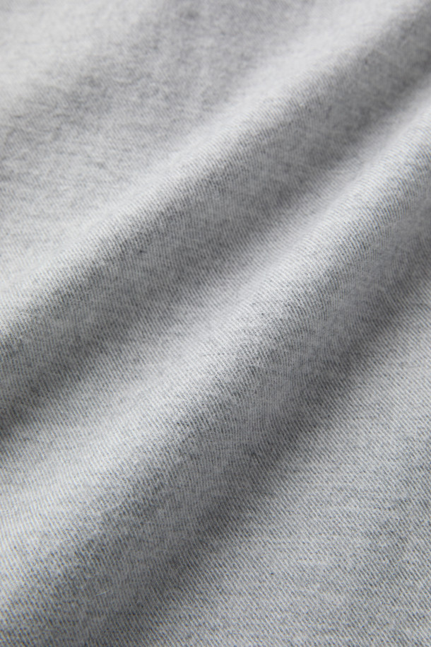 SOMELOS(소멜로스) 코튼 캐시미어 솔리드 셔츠는 부드러운 촉감의 면과 캐시미어 혼방 소재로 제작되어 간절기부터 겨울까지 착용하기 좋습니다. 차이나칼라 디자인과 레귤러핏으로 베이직하면서도 클래식한 스타일을 연출하며, 출근룩, 비즈니스 캐주얼, 모임룩 등 다양한 TPO에 활용할 수 있습니다. 얇은 두께감과 긴 소매 기장으로 간결한 실루엣을 완성하며, 미니멀한 무드의 데일리 아이템으로 활용하기 좋습니다. 밀드 가공 처리되어 물세탁이 가능하여 관리가 용이합니다.
