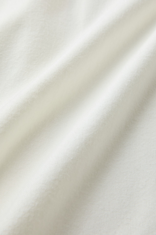 SOMELOS(소멜로스) 코튼 캐시미어 솔리드 셔츠는 부드러운 촉감의 면과 캐시미어 혼방 소재로 제작되어 간절기부터 겨울까지 착용하기 좋습니다. 차분하고 세련된 화이트 컬러의 무지 디자인에 레귤러 핏, 긴 소매, 차이나칼라 디테일이 더해져 베이직하면서도 클래식한 분위기를 연출합니다. 출근룩, 비즈니스 캐주얼, 모임룩 등 다양한 TPO에 활용 가능하며, 미니멀, 클래식 스타일을 선호하는 남성분들께 추천합니다. 밀드 가공 처리로 물세탁이 용이하여 관리가 편리합니다.
