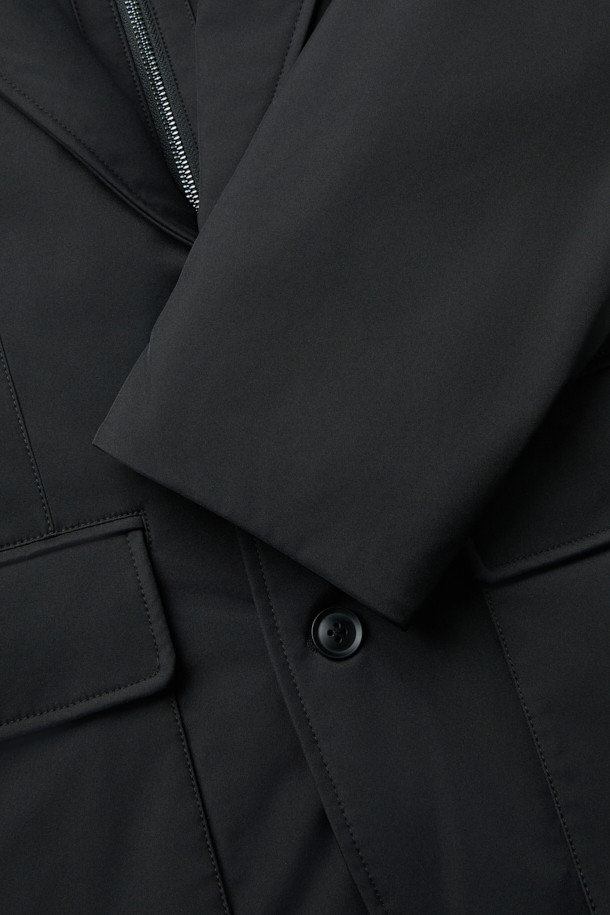 화섬 후드 패널 드라이빙 재킷은 간절기 날씨에 적합한 캐주얼 스타일의 남성용 재킷입니다. 블랙 색상의 무지 디자인으로, 출근룩이나 여행룩 등 다양한 TPO에 활용할 수 있습니다. 후드 탈부착이 가능하며, 방수, 방풍, 발수 기능과 보온성을 갖춰 변덕스러운 날씨에도 쾌적하게 착용할 수 있습니다. 레귤러 핏에 버튼 여밈 방식으로, 미니멀하고 클래식한 스타일을 연출합니다. 긴소매 기장의 화섬 소재로 제작되어 편안한 착용감을 제공합니다.
