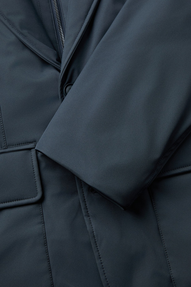 네이비 컬러의 화섬 후드 패널 드라이빙 재킷입니다. 간절기에 적합하며, 데일리 및 출근룩, 여행룩에 활용하기 좋은 캐주얼 스타일의 아우터입니다. 방수, 방풍, 발수, 보온 기능과 탈착 가능한 후드, 패딩 충전 안감으로 기능성을 높였습니다. 무지 패턴의 레귤러핏 디자인으로, 미니멀하고 클래식한 스타일을 연출하기 좋습니다. 두꺼운 두께감과 긴 소매 기장으로 따뜻함을 더했습니다.
