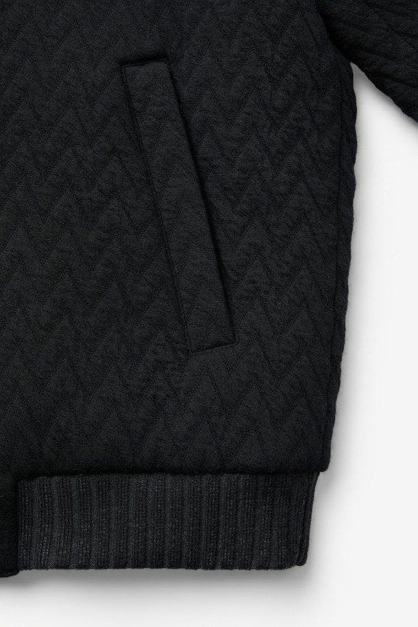 마지아 울 스트레치 블루종은 간절기에 적합한 남성용 블루종입니다. 블랙 컬러에 퀼팅 패턴이 돋보이며, 캐주얼과 모던 스타일을 동시에 연출합니다. 울 소재와 탄탄한 촉감, 긴 소매 기장이 특징이며, 패딩 충전재와 안감으로 보온성을 높였습니다. 비즈니스 캐주얼 및 출근룩에 활용하기 좋은 아이템으로, 집업 스타일로 간편하게 착용할 수 있습니다.
