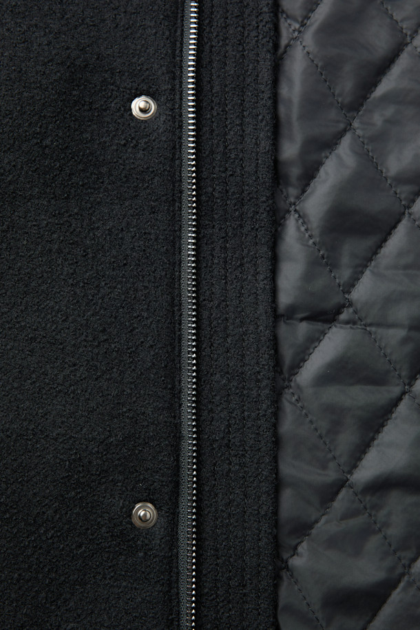 블랙 컬러의 울 부클트윌 사파리입니다. 간절기에 적합하며, 스타일리시하고 시크한 분위기를 연출합니다. 울, 폴리에스테르, 코듀로이 소재로 제작되어 부드러운 촉감을 선사하며, 카라 배색과 레이어드가 가능한 디자인으로 다양한 스타일을 연출할 수 있습니다. 무지 패턴의 중기장 기장으로 클래식, 미니멀, 시크한 출근룩에 완벽하게 어울립니다. 버튼 여밈 방식으로 간편하게 착용할 수 있으며, 충전재가 포함되어 있어 보온성을 더했습니다.
