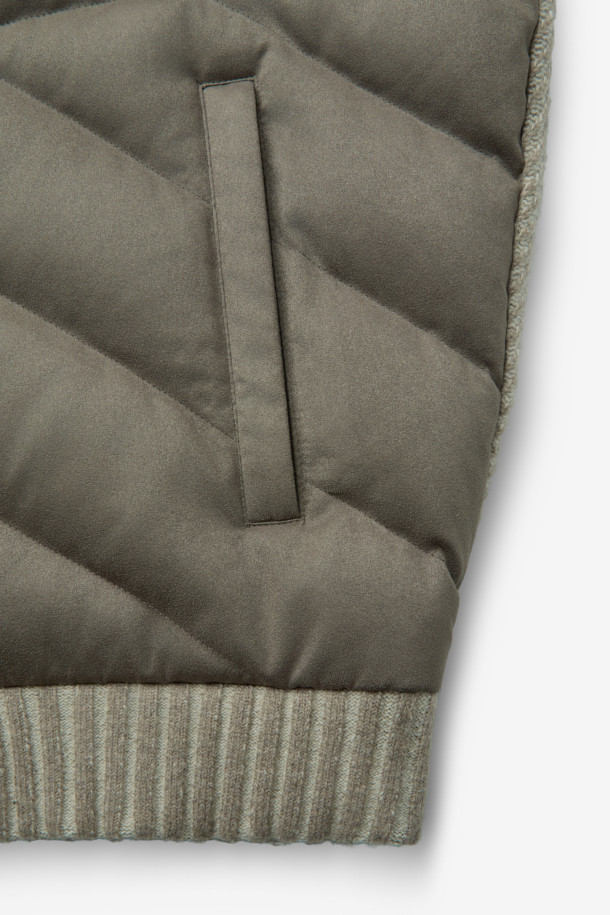 가을과 겨울, 당신의 스타일을 책임질 인조 스웨이드 하이브리드 구스다운 블루종입니다. 캐주얼한 무드의 이 블루종은 카키와 올리브 두 가지 색상으로 출시되어, 출근룩은 물론 다양한 일상 스타일에 활용하기 좋습니다. 부드러운 촉감의 스웨이드 소재와 보온성을 높여주는 구스다운 안감, 그리고 니트 소매의 하이브리드 디자인이 특징입니다. 레귤러 핏으로 편안한 착용감을 선사하며, 버튼 여밈 방식과 무지 패턴으로 미니멀하고 클래식한 분위기를 연출합니다. 쌀쌀한 날씨에도 따뜻하고 스타일리시하게 당신의 개성을 표현해보세요.
