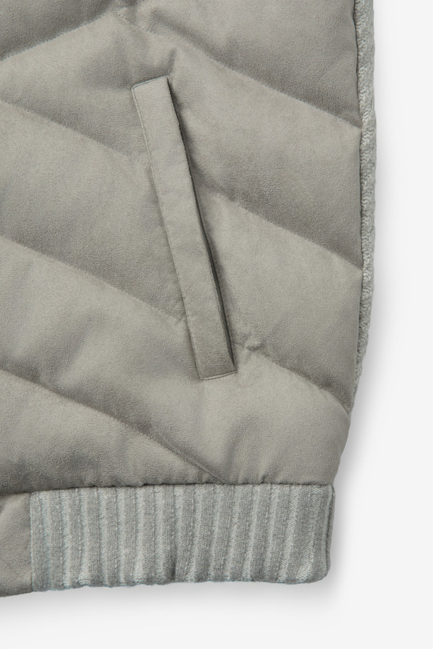 인조 스웨이드 하이브리드 구스다운 블루종은 부드러운 촉감의 인조 스웨이드 소재와 보온성이 뛰어난 구스다운 안감, 니트 소매의 하이브리드 디자인으로 한겨울에도 따뜻하게 착용할 수 있습니다. 캐주얼, 미니멀, 클래식 스타일을 아우르는 디자인으로, 일상복으로 활용하기 좋습니다. 레귤러 핏에 버튼 여밈 방식으로 편안한 착용감을 선사하며, 무지 디자인으로 어떤 스타일에도 쉽게 매치할 수 있습니다. 톤 다운된 그레이 컬러로 세련된 분위기를 연출합니다.
