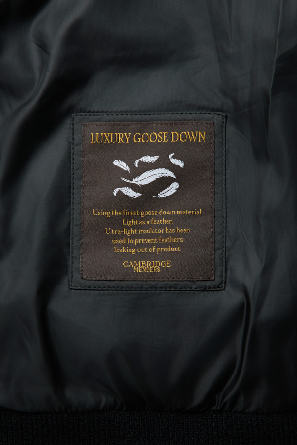 가죽 트리밍 경량 구스다운 블루종은 겨울철 출근룩을 위한 베이직 스타일의 아우터입니다. 가볍고 따뜻한 구스다운 충전재와 부드러운 나일론 소재, 가죽 트리밍 디테일이 고급스러운 분위기를 연출합니다. 숏 기장의 레귤러핏 블루종으로, 니트 시보리 밑단과 소매 니트 디테일이 편안한 착용감을 선사합니다. 집업 스타일로 간편하게 착용 가능하며, 무지 블랙 컬러로 어떤 옷에도 쉽게 매치할 수 있습니다. 보온성과 경량성을 동시에 갖춰 겨울철 데일리 아우터로 손색없습니다.
