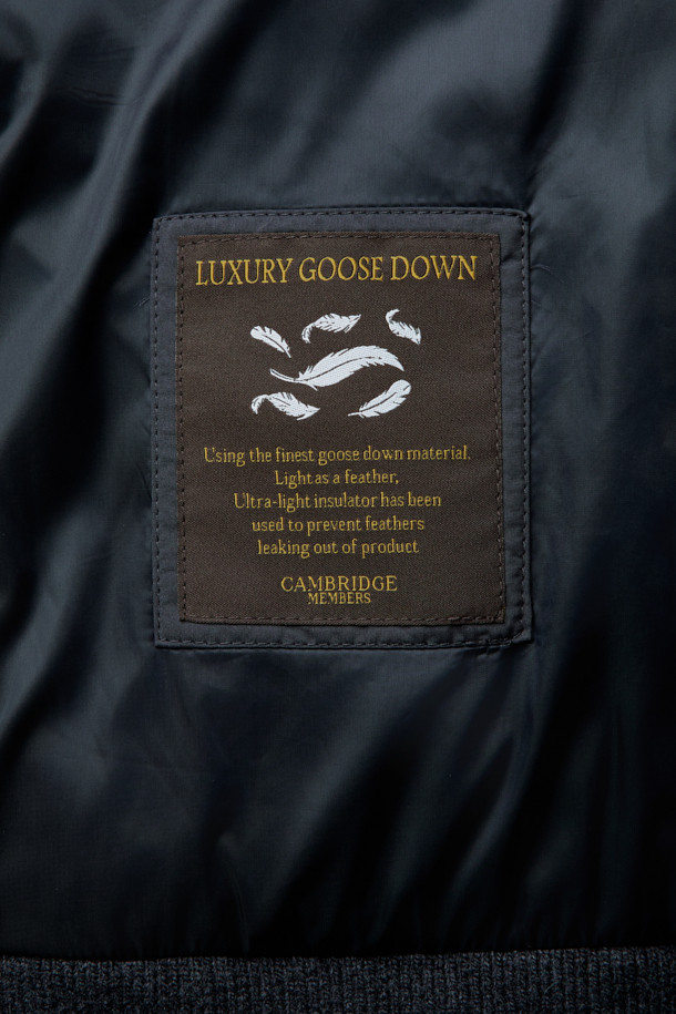 가죽 트리밍 경량 구스다운 블루종은 겨울철 추위를 막아줄 따뜻함과 스타일을 모두 갖춘 아우터입니다. 가볍고 부드러운 나일론 소재에 구스다운 충전재를 사용하여 뛰어난 보온성을 제공하며, 가죽 트리밍 디테일로 고급스러움을 더했습니다. 베이직한 디자인으로 출근룩이나 여행룩 등 다양한 TPO에 활용 가능하며, 미니멀, 클래식, 캐주얼 등 어떤 스타일에도 잘 어울립니다. 숏 기장의 블루종 스타일로 활동성을 높였으며, 니트 시보리로 편안한 착용감을 선사합니다. 집업 방식으로 간편하게 착용할 수 있으며, 데일리 아우터로 손색없는 활용도를 자랑합니다.
