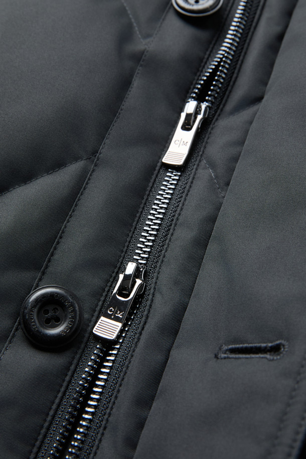 듀크 구스다운 파카는 겨울철 일상과 출근룩, 여행룩에 모두 활용하기 좋은 방한 파카입니다. 무지 디자인의 블랙 컬러로, 베이직하고 캐주얼한 스타일을 연출합니다. 후드 탈착이 가능하며, 긴 소매와 중기장 기장으로 보온성과 실용성을 높였습니다. 부드러운 촉감의 구스다운 소재에, 레귤러핏과 버튼 여밈 방식으로 편안한 착용감을 제공합니다. 보온, 방한 기능을 갖춘 두꺼운 두께감으로 추운 날씨에도 따뜻하게 몸을 보호해 줍니다.
