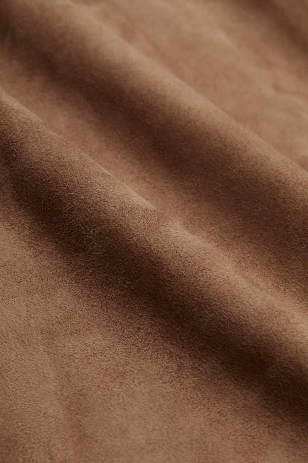 고급스러운 무드의 남성용 '고트 스웨이드 트러커' 자켓입니다. 부드러운 촉감의 고급 고트스킨 스웨이드 소재로 제작되어, 봄, 가을 시즌에 착용하기 좋습니다. 브라운 컬러와 클래식, 캐주얼 스타일을 아우르는 디자인은 데이트룩, 모임룩, 비즈니스 캐주얼 등 다양한 TPO에 활용할 수 있습니다. 레귤러핏과 크롭 기장, 집업 여밈 방식으로 편안한 착용감을 선사하며, 미니멀한 스타일을 즐기는 분들께도 추천합니다. 물에 약하니, 젖지 않도록 주의하여 관리해주세요.
