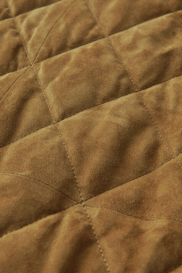 가을, 겨울 시즌을 위한 고트 스웨이드 퀼팅 드라이빙 점퍼입니다. 브라운과 카멜 두 가지 색상으로 출시되었으며, 캐주얼과 클래식 스타일을 모두 연출할 수 있습니다. 부드러운 스웨이드 소재와 두꺼운 두께감, 패딩 안감으로 따뜻함과 편안함을 선사합니다. 퀼팅 디자인과 레귤러핏으로 세련된 룩을 완성하며, 버튼 여밈 방식으로 간편하게 착용 가능합니다. 출근룩, 모임룩 등 다양한 TPO에 활용할 수 있는 실용적인 아이템입니다.
