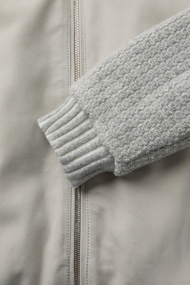 남성용 고트 스웨이드 하이브리드 구스 다운 블루종입니다. 부드러운 촉감의 고트 스웨이드와 니트 소재의 조화가 돋보이며, 등판과 소매는 니트 소재로, 카라와 퍼 배색으로 포인트를 더했습니다. 유럽피안 구스다운 충전재를 사용하여 보온성을 높였으며, 일상 및 데이트룩에 활용하기 좋은 캐주얼 스타일의 점퍼입니다. 레귤러핏으로 편안하게 착용 가능하며, 가을, 겨울 시즌에 따뜻함을 선사합니다. 집업 방식으로 간편하게 입고 벗을 수 있으며, 무지 디자인으로 다양한 스타일 연출이 용이합니다.
