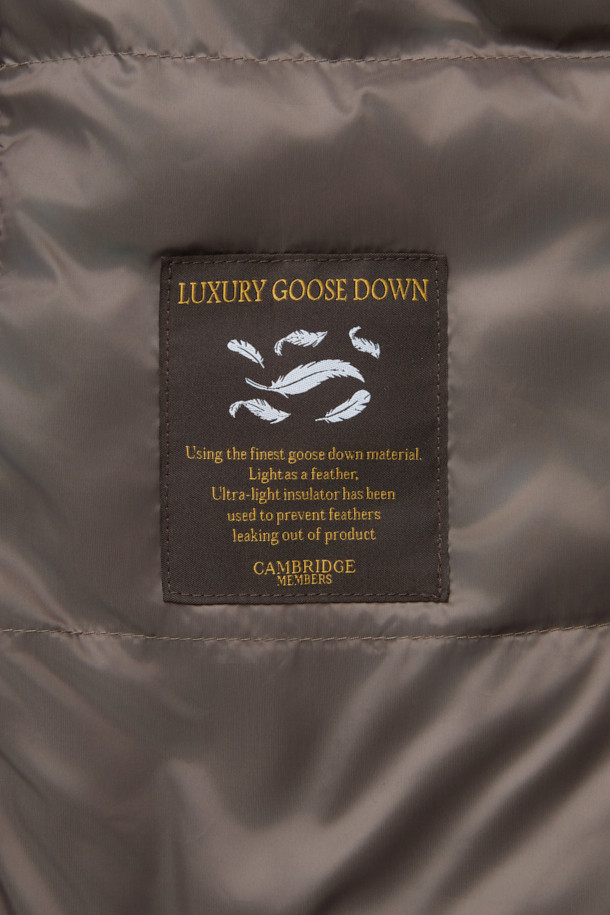 **램 엠보 G-1 구스 다운 점퍼**는 남성용 겨울 아우터로, 램스킨(가죽) 소재에 엠보싱 가공으로 고급스러움을 더했습니다. 베이직하고 캐주얼한 스타일로, 일상에서 편안하게 착용하기 좋습니다. 넉넉한 두께감과 부드러운 촉감, 소매와 밑단 니트 배색이 특징입니다. 유로피안 구스다운 충전재와 안감으로 보온성을 높였으며, 카라 퍼 디테일이 돋보이는 G-1 점퍼 스타일입니다. 집업 방식으로 간편하게 착용 가능하며, 레귤러 핏으로 제작되었습니다.
