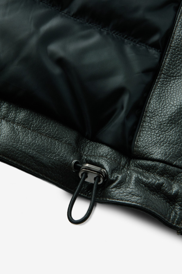 **램 스탠카라 구스 다운 사파리**는 부드러운 램스킨(양가죽) 소재와 구스다운 충전재를 사용하여 보온성을 극대화한 겨울 아우터입니다. 클래식하고 캐주얼한 스타일을 모두 아우르는 디자인으로, 일상 및 출근룩에 적합합니다. 하프 기장의 레귤러핏으로 제작되었으며, 탈부착 가능한 니트 칼라와 집업 여밈 방식이 특징입니다. 블랙과 다크 그린 두 가지 색상으로 만나볼 수 있으며, 무지 패턴으로 미니멀한 매력을 더했습니다. 추운 겨울, 스타일과 따뜻함을 동시에 잡을 수 있는 램 스탠카라 구스 다운 사파리를 경험해 보세요.
