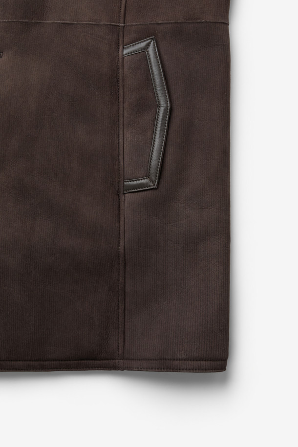 클래식하고 엘레강스한 무드를 자아내는 여성 램 무스탕입니다. 부드러운 소가죽 소재에 두꺼운 두께감으로 뛰어난 보온성을 자랑하며, 안감은 퍼로 마감하여 포근한 착용감을 선사합니다. 롱 기장의 브라운 컬러 무스탕으로, 시크한 스트라이프 패턴과 더블 페이스, 퍼 배색 디테일이 돋보입니다. 싱글 버튼 여밈과 레귤러핏으로 제작되어 데이트룩, 모임룩, 연말 모임룩 등 다양한 TPO에 활용 가능합니다.
