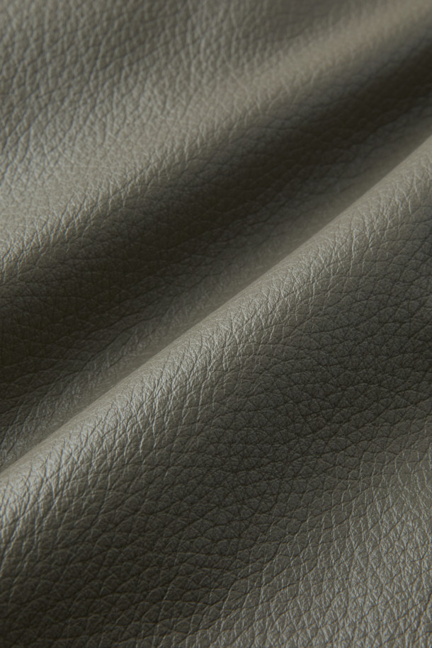 부드러운 스웨이드와 가죽 소재로 제작된 남성용 "디어 나빠 풀퍼"는 클래식한 무드의 트러커 코트입니다. 카키 컬러에 무지 패턴으로 어떤 스타일에도 잘 어울리며, 특히 데이트룩, 출근룩, 모임룩에 적합합니다. 안감 전체에 위즐 퍼를 사용하여 뛰어난 보온성을 제공하며, 두꺼운 두께감으로 한겨울 추위에도 따뜻하게 착용할 수 있습니다. 레귤러핏과 레귤러 기장으로 편안한 착용감을 선사하며, 버튼 여밈 방식과 긴 소매 디자인이 특징입니다. 클래식하고 미니멀한 스타일을 즐기는 남성분들께 추천합니다.
