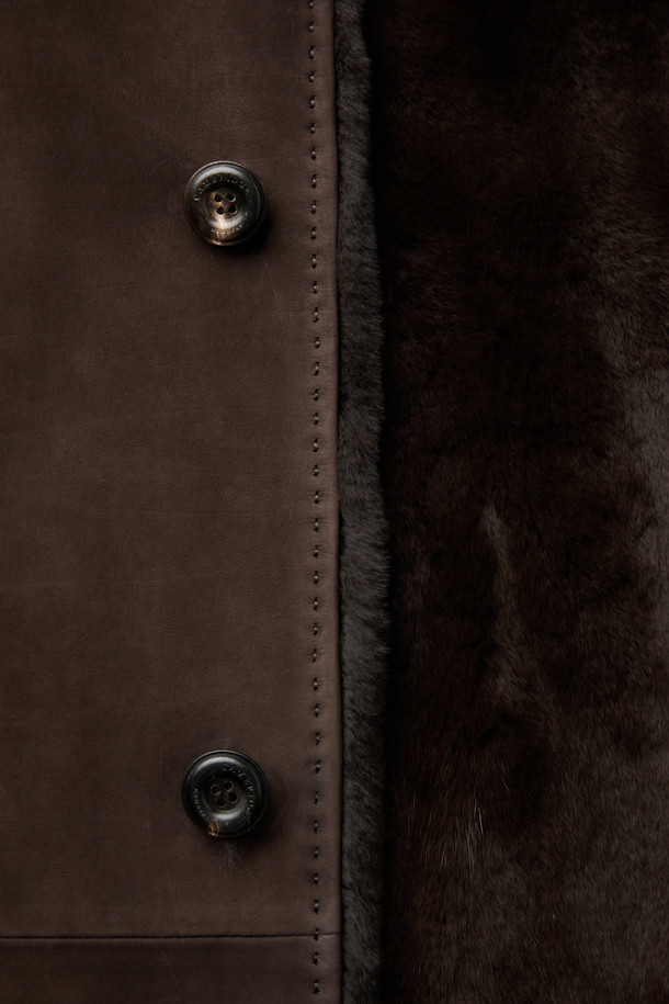 베이비카프 스탠카라 풀퍼는 여성용 아우터로, 가을과 겨울에 따뜻하게 입을 수 있는 제품입니다. 브라운 컬러의 소가죽 소재로 제작되었으며, 부드러운 촉감을 자랑합니다. 하프 기장의 레귤러핏 디자인에 버튼 여밈 방식으로 클래식하고 미니멀한 스타일을 연출합니다. 안감은 위즐 퍼로 처리되어 보온성을 높였으며, 스탠드 칼라와 긴 소매가 특징입니다. 출근룩, 모임룩, 데이트룩 등 다양한 TPO에 시크하게 매치할 수 있습니다.
