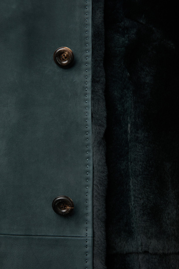 **베이비카프 스탠카라 풀퍼**는 여성용 아우터로, 가을과 겨울에 착용하기 좋은 두꺼운 소가죽 재킷입니다. 클래식하고 캐주얼한 스타일을 아우르며, 일상과 출근룩, 모임룩에 모두 잘 어울립니다. 그린 컬러의 무지 디자인에 하프 기장, 스탠카라, 긴 소매, 버튼 여밈 방식이 특징입니다. 안감은 퍼 소재로 제작되어 부드러운 촉감과 뛰어난 보온성을 제공합니다. 레귤러핏으로 제작되어 편안하게 착용 가능하며, 미니멀한 스타일을 선호하는 분들께 추천합니다.
