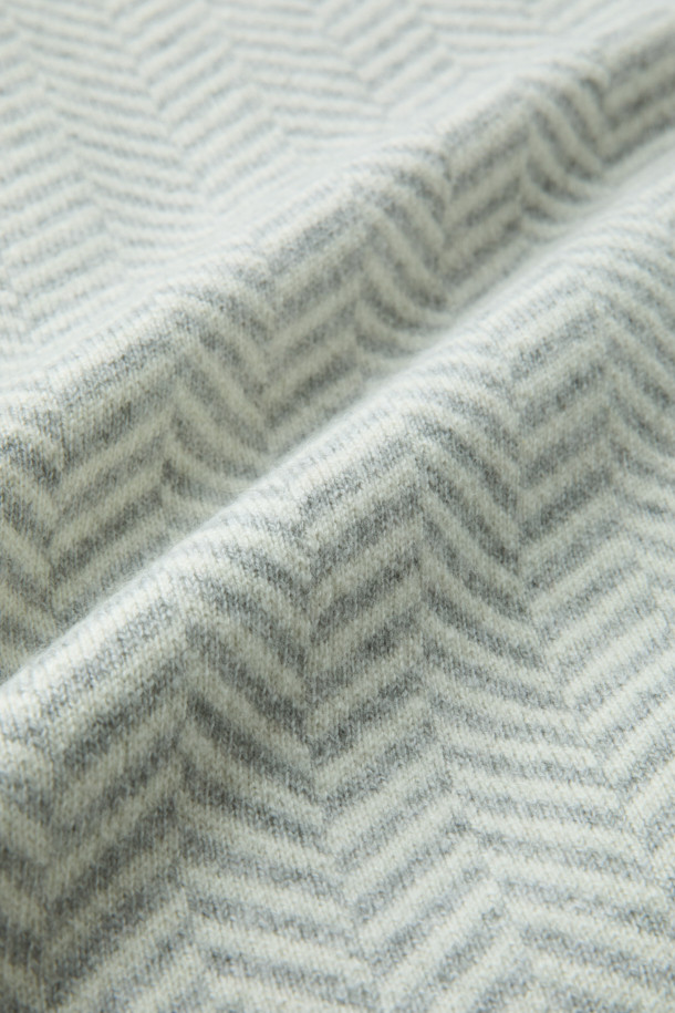 부드러운 울과 캐시미어 혼방 소재의 헤링본 패턴 숄 카디건 니트입니다. 민트와 그레이 두 가지 색상으로 출시되었으며, 가을과 겨울에 따뜻하게 착용할 수 있습니다. 숄 카라 디자인과 레귤러핏으로 클래식한 무드를 연출하며, 두꺼운 두께감으로 보온성을 높였습니다. 70% 울, 30% 캐시미어 혼방의 고급스러운 소재감과 자카드 조직으로 제작되었습니다. 데이트룩, 모임룩, 출근룩 등 다양한 TPO에 활용 가능하며, 아우터와 레이어드하여 세련된 스타일을 완성할 수 있습니다.
