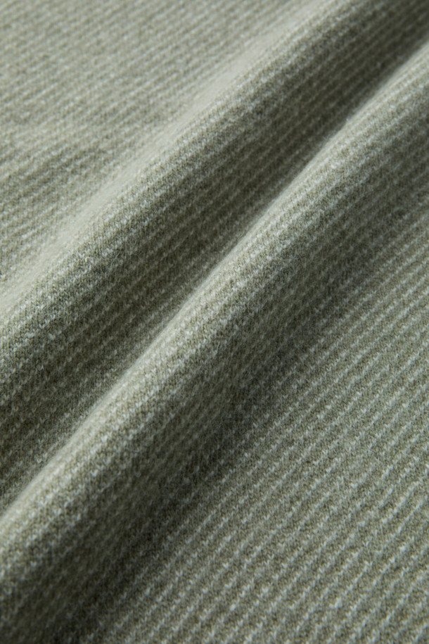 가을, 겨울 시즌에 어울리는 울 캐시 오블리크 라인 하프 집업 니트입니다. 부드러운 촉감의 울과 캐시미어 혼방 소재로 제작되어 따뜻하고 편안한 착용감을 선사합니다. 하프넥 디자인과 레귤러 핏으로, 베이직하면서도 미니멀한 스타일을 연출합니다. 카키 컬러와 자카드, 트윌 패턴이 은은한 포인트를 더하며, 레이어드 스타일링이 가능하여 다양한 룩에 활용할 수 있습니다. 출근룩, 모임룩 등 TPO에 맞춰 클래식, 미니멀, 캐주얼 스타일로 연출해보세요.
