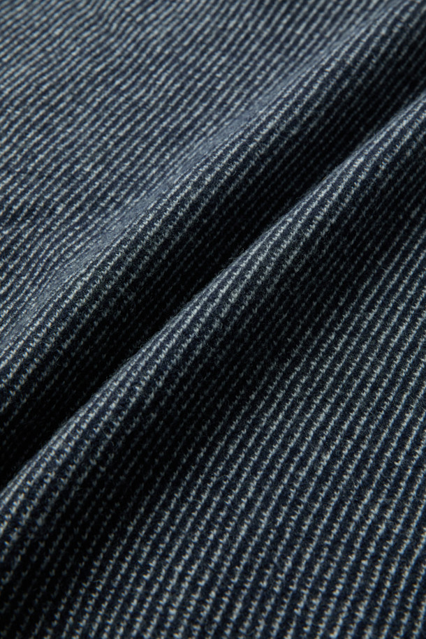 다크 네이비와 아이보리 두 가지 색상으로 출시된 울 캐시 오블리크 라인 하프 집업 니트입니다. 울과 캐시미어 혼방 소재로 제작되어 부드러운 촉감과 뛰어난 보온성을 자랑하며, 가을/겨울 시즌에 활용하기 좋습니다. 하프넥 디자인과 긴 소매 기장으로 클래식, 미니멀, 캐주얼 등 다양한 스타일을 연출할 수 있습니다. 자카드 & 트윌 패턴이 은은하게 돋보이며, 레이어드 스타일링에도 용이하여 출근룩, 모임룩 등 TPO에 맞춰 폭넓게 활용 가능합니다.
