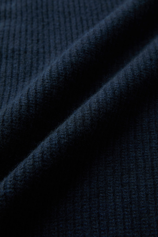 네이비 컬러의 울 캐시 케이블 후디 집업 니트입니다. 부드러운 촉감의 울과 캐시미어 혼방 소재로 제작되어 가을, 겨울 시즌에 따뜻하게 착용하기 좋습니다. 레귤러핏으로 편안하게 떨어지는 핏이며, 볼륨감 있는 케이블 조직과 하찌 조직, 후드 디자인이 특징입니다. 2-WAY 지퍼로 다양한 스타일 연출이 가능하며, 캐주얼, 클래식, 미니멀 스타일을 즐겨 입는 분들께 추천합니다. 집콕룩으로 편안하게, 또는 다양한 스타일링으로 활용해보세요.
