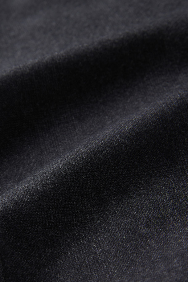 영국 JOHN CAVENDISH(존 카벤디시) 브랜드의 카벤디쉬 울 쉐도우체크 팬츠 (Gray)입니다. 가을과 겨울에 어울리는 포멀하고 클래식한 스타일의 남성 정장 바지입니다. 쉐도우 체크 패턴과 레귤러핏으로 제작되어 세련된 실루엣을 연출합니다. 울 소재 특유의 고급스러운 촉감과 드레이프성, 형태 안정성이 특징입니다. 오피스룩, 출근룩, 모임룩 등 다양한 TPO에 활용할 수 있는 미니멀한 디자인입니다.
