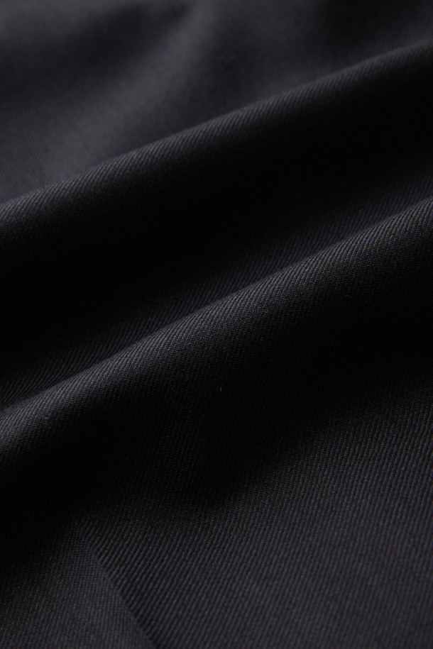 카벤디쉬 울 서지 솔리드 수트 팬츠 (Black)는 포멀 및 비즈니스 용도에 적합한 남성용 수트 팬츠입니다. 영국 브랜드의 제품으로, 사계절 착용 가능하며, 클래식하고 미니멀한 스타일을 연출합니다. 부드러운 촉감의 울 소재로 제작되어 드레이프성이 우수하며 안정적인 형태감을 유지합니다. 레귤러핏으로 제작되어 편안한 착용감을 제공하며, 오피스룩, 비즈니스 캐주얼, 출근룩 등 다양한 TPO에 활용 가능합니다. 블랙 컬러의 솔리드 디자인으로 어떤 상의와도 쉽게 매치할 수 있어 활용도가 높습니다.
