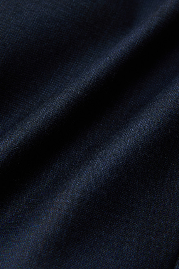 네이비 컬러의 국내 울 밀드 쉐도우체크 수트 팬츠입니다. 가을과 겨울에 어울리는 두꺼운 두께감의 울 소재로 제작되어 부드러운 촉감을 선사하며, 레귤러핏으로 편안한 착용감을 제공합니다. 클래식한 무드의 쉐도우체크 패턴이 돋보이며, 오피스룩, 출근룩, 모임룩 등 다양한 TPO에 활용 가능합니다. 미니멀하면서도 세련된 스타일을 연출하기에 좋은 아이템입니다.
