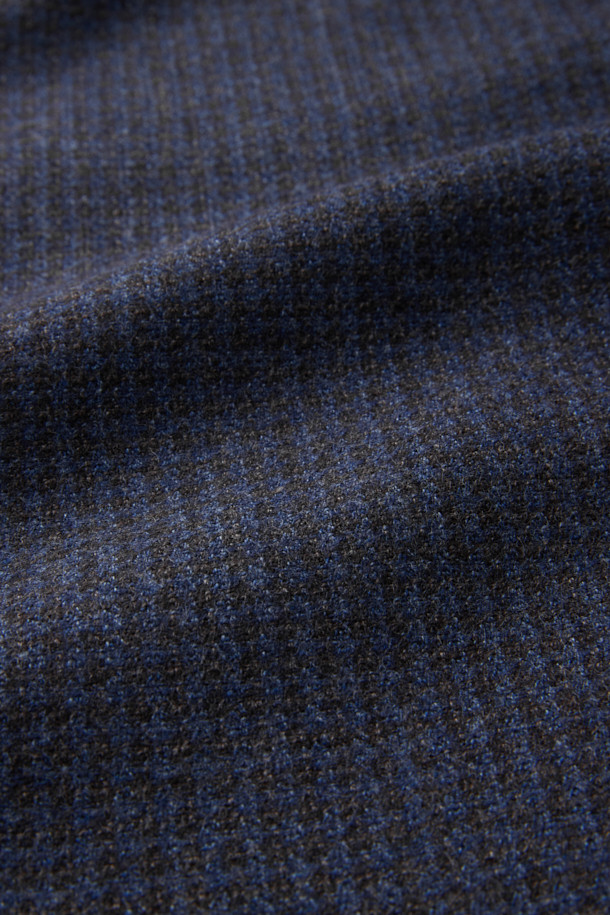 가을, 겨울 시즌에 어울리는 남성용 울 마이크로 체크 재킷입니다. 브라운, 네이비 두 가지 색상으로 출시되었으며, 클래식하고 포멀한 스타일을 연출하기 좋습니다. 싱글 버튼 디자인과 레귤러 핏으로 제작되어 편안한 착용감을 선사합니다. 톤다운된 컬러 조합과 마이크로 체크 패턴이 세련된 느낌을 더하며, 오피스룩, 비즈니스 캐주얼, 모임룩 등 다양한 TPO에 활용 가능합니다. 울 소재 특유의 두께감으로 따뜻함을 유지하며, 미니멀한 스타일을 선호하는 남성분들께 추천합니다.
