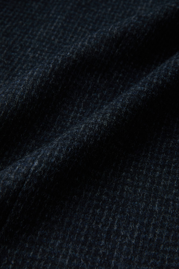 세련되고 차분한 분위기의 남성용 울 마이크로 솔리드 재킷입니다. 겨울철 보온성을 높여주는 두꺼운 두께감과 긴 소매 기장이 특징입니다. 일상, 출근룩, 비즈니스 캐주얼, 모임룩 등 다양한 TPO에 활용 가능하며, 클래식, 미니멀, 시크 스타일을 연출하기 좋습니다. 마이크로 패턴이 은은하게 돋보이는 네이비 컬러의 레귤러핏 싱글버튼 재킷으로, 당신의 겨울 스타일을 더욱 돋보이게 해줄 것입니다.
