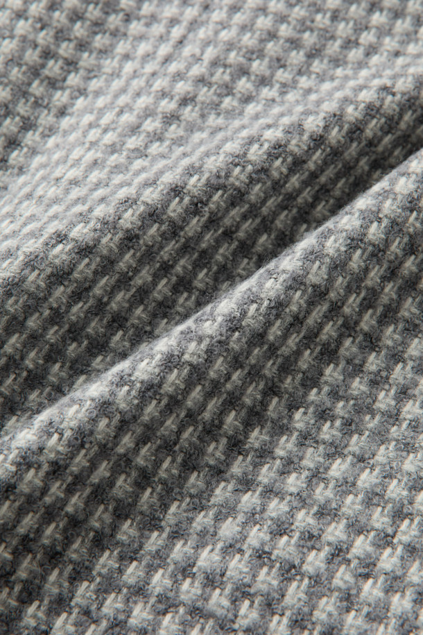 세련된 남성분들을 위한 울 혼방 하운드투스 재킷입니다. 클래식한 무드의 그레이 컬러, 레귤러 핏으로 제작되어 오피스룩, 비즈니스 캐주얼, 모임룩 등 다양한 TPO에 활용하기 좋습니다. 고급스러운 울과 알파카 혼방 소재로 제작되어 겨울철에도 따뜻하게 착용할 수 있으며, 두꺼운 두께감으로 보온성을 높였습니다. 톤온톤 하운드투스 패턴과 싱글 버튼 여밈 방식으로 미니멀하면서도 세련된 스타일을 연출합니다.
