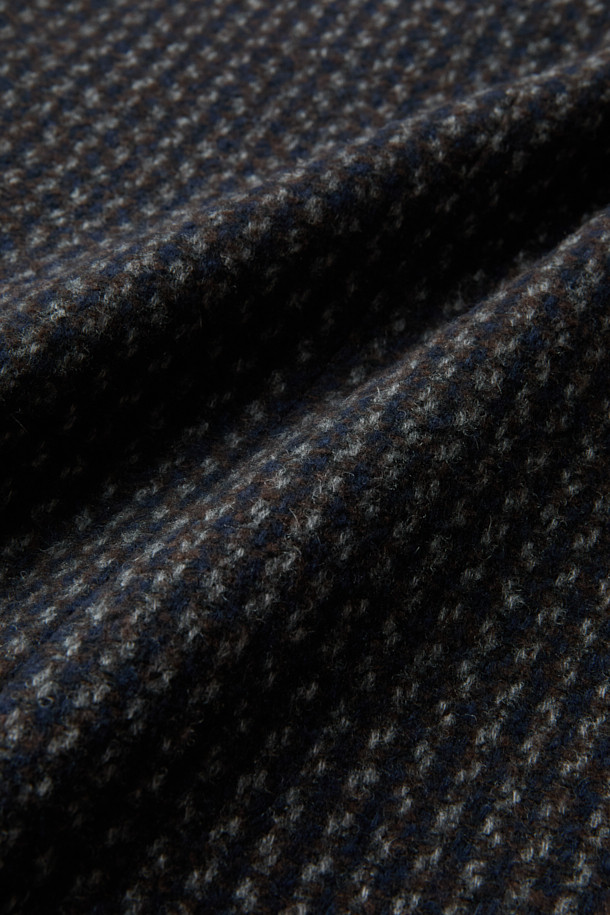 **울 혼방 하운드투스 자켓**은 가을과 겨울, 당신의 품격을 높여줄 클래식한 스타일의 아우터입니다. 그레이, 네이비, 브라운 세 가지 색상으로 만나볼 수 있으며, 울과 알파카 혼방 소재로 제작되어 두꺼운 두께감과 고급스러운 촉감을 선사합니다. 하운드투스 패턴이 돋보이는 레귤러핏의 싱글버튼 재킷으로, 오피스룩, 비즈니스 캐주얼, 모임룩 등 다양한 TPO에 활용 가능합니다. 미니멀하면서도 세련된 디자인으로 어떤 옷차림에도 잘 어울려 데일리 아이템으로 활용하기 좋습니다. 긴 소매 기장으로 따뜻함과 스타일을 동시에 잡아보세요.
