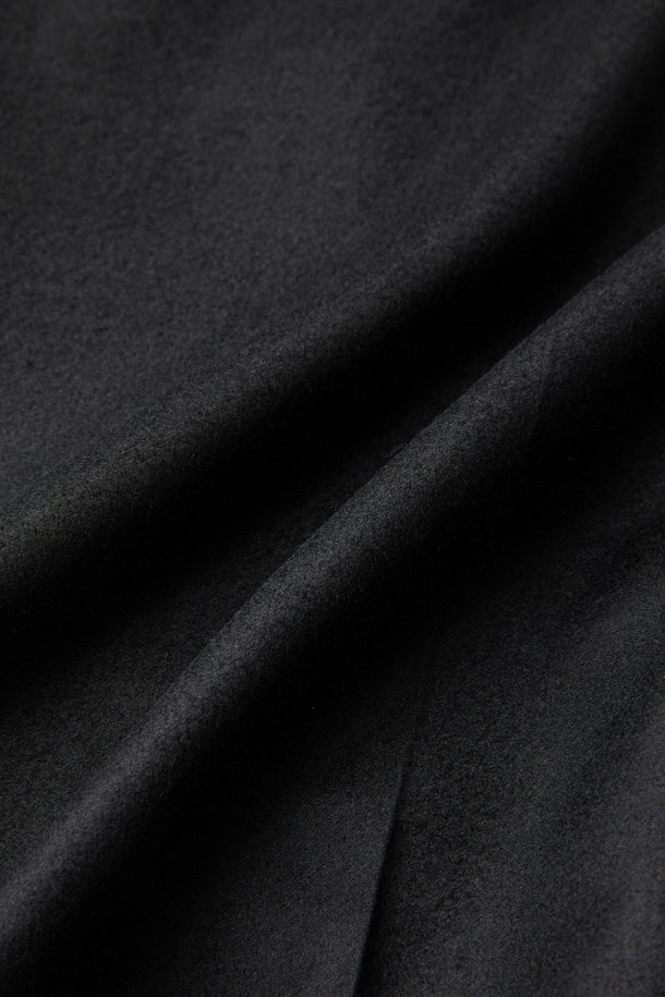 이태리 레다(REDA) 원단을 사용하여 고급스러움을 더한 레다 울 솔리드 슬랙스입니다. 남성용 슬림핏 슬랙스로, 가을과 겨울에 착용하기 좋은 두께감과 부드러운 촉감을 자랑합니다. 네이비 컬러의 무지 디자인으로 클래식하고 베이직한 스타일을 연출하며, 출근룩, 비즈니스 캐주얼, 모임룩 등 다양한 TPO에 활용 가능합니다. 스트레치 소재로 편안한 착용감을 제공하며, 은은한 광택감이 돋보이는 제품입니다. 슬림핏과 긴 기장으로 세련된 핏을 완성합니다.
