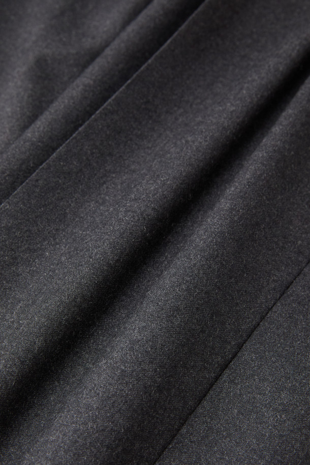 레다 울 솔리드 슬랙스는 남성분들을 위한 가을, 겨울용 슬림핏 슬랙스입니다. 고급스러운 울 소재로 제작되어 부드러운 촉감과 편안한 착용감을 선사합니다. 네이비 색상의 무지 디자인으로 클래식하고 베이직한 스타일을 연출하며, 오피스룩, 비즈니스 캐주얼, 모임룩 등 다양한 TPO에 활용 가능합니다. 스트레치 기능으로 활동성을 높였으며, 미니멀한 스타일을 즐기는 분들에게 적합합니다. 
