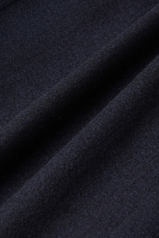 이태리 레다(REDA) 울 소재로 제작된 남성용 솔리드 슬랙스입니다. 가을, 겨울 시즌에 적합하며, 다크 그레이 컬러의 슬림핏 디자인으로 클래식하고 베이직한 스타일을 연출합니다. 은은한 광택과 스트레치 기능이 특징이며, 오피스룩, 비즈니스 캐주얼, 출근룩 등 다양한 TPO에 활용 가능합니다. 미니멀한 디자인으로 어떤 상의와도 매치하기 용이하여 활용도가 높습니다.
