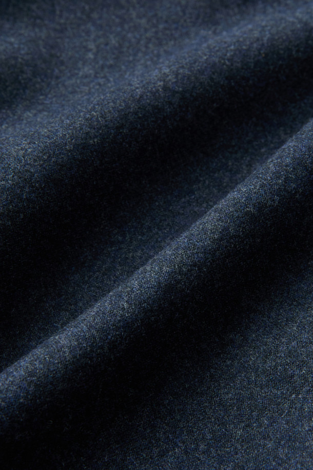 레다 울 솔리드 슬랙스는 가을, 겨울 시즌에 어울리는 남성용 슬림핏 슬랙스입니다. 부드러운 촉감의 울 소재로 제작되었으며, 은은한 광택과 스트레치 기능이 있어 편안한 착용감을 선사합니다. 미니멀하고 클래식한 디자인으로 오피스룩, 비즈니스 캐주얼, 모임룩 등 다양한 TPO에 활용 가능합니다. 네이비 컬러의 솔리드(무지) 패턴으로 어떤 상의와도 매치하기 용이하며, 시크한 스타일을 연출할 수 있습니다. 밴딩이 없어 깔끔한 핏을 유지하며, 긴 기장으로 제작되었습니다.
