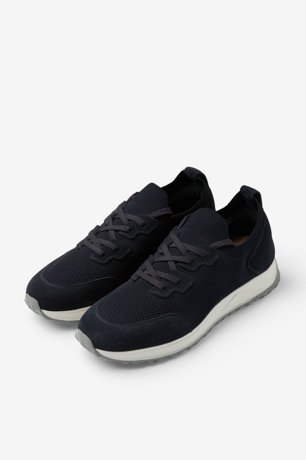 FABIANO RICCI (파비아노 리치) 니트 론 슈즈는 남성용 신발로, 봄, 여름, 가을 계절에 착용하기 좋습니다. 블랙 컬러의 소가죽 소재로 제작되었으며, 라운드 앞코에 플랫 굽을 적용하여 편안한 착화감을 제공합니다. 일상 및 출근, 데이트룩에 어울리는 캐주얼 스타일의 슈즈로, 미니멀하고 클래식한 룩을 연출하기 좋습니다. 끈으로 여미는 디자인에 로우컷 탑라인으로 제작되어 편안하게 발을 감싸줍니다.
