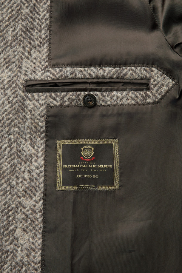 델피노 울알파카캐시 헤링본 발마칸 코트는 울, 알파카, 캐시미어의 고급 소재 혼방으로 제작되어 부드러운 촉감과 뛰어난 보온성을 자랑합니다. 클래식한 헤링본 패턴과 레귤러핏 디자인, 롱 기장으로 세련된 스타일을 연출하며, 가을/겨울 시즌 일상, 출근룩, 비즈니스 캐주얼, 모임룩 등 다양한 TPO에 활용 가능합니다. 레글런 소매 디테일과 싱글 버튼 여밈 방식으로 편안함과 활동성을 더했습니다. 시크하고 미니멀한 스타일을 선호하는 분들께 추천하는 발마칸 코트입니다.
