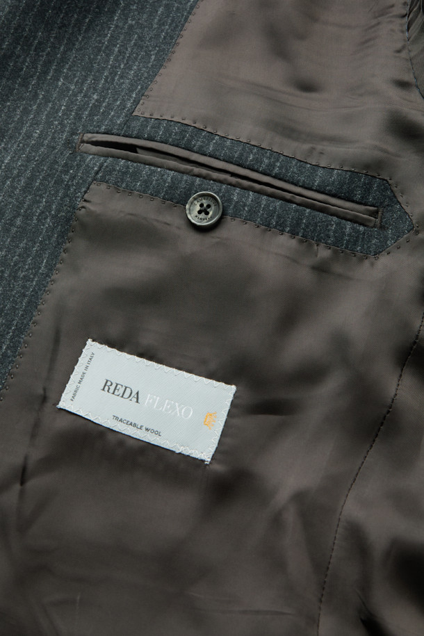 레다 울스트레치 밀드 스트라이프 수트 재킷 (Gray)은 남성용 수트 재킷으로, 포멀 및 비즈니스 스타일을 위한 완벽한 선택입니다. 겨울 시즌에 어울리는 두꺼운 두께감과 부드러운 촉감의 울, 폴리우레탄 혼방 소재로 제작되어 편안함과 보온성을 제공합니다. 클래식하고 미니멀한 디자인에 스트라이프 패턴이 들어가 세련된 분위기를 더하며, 라펠 폭 8.5cm, 싱글 버튼 여밈 방식으로 세련된 핏을 연출합니다. 도버라인 코트 타입에 레귤러핏으로 제작되었으며, 스트레치 기능이 있어 활동성을 보장합니다. 오피스룩, 비즈니스 캐주얼, 출근룩 등 다양한 TPO에 활용 가능합니다.
