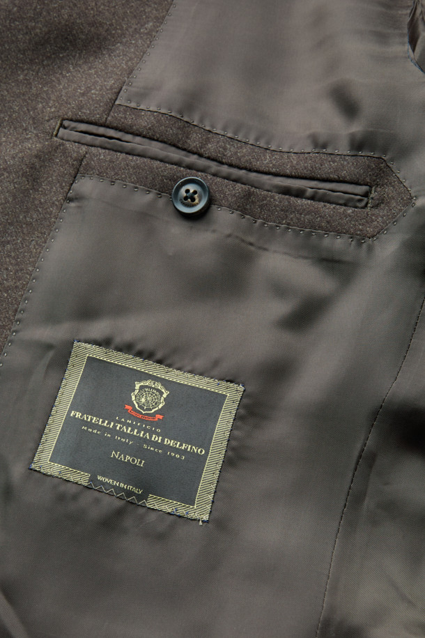 델피노 울 멜란지 솔리드 수트 재킷 (Brown)은 남성용 수트 재킷으로, 겨울철 포멀한 스타일을 완성하는 데 적합합니다. 델피노 울 100% 소재로 제작되어 고급스러운 착용감을 선사하며, 밀드 가공을 통해 부드러운 촉감을 더했습니다. 클래식한 무드의 레귤러핏 싱글버튼 디자인이며, 브라운 컬러의 솔리드 패턴으로 다양한 스타일 연출이 용이합니다. 오피스룩, 비즈니스 캐주얼, 모임룩 등 TPO에 맞춰 활용 가능하며, 미니멀하고 세련된 스타일을 선호하는 남성에게 추천합니다. 도버라인 디테일이 돋보이는 긴소매 재킷입니다.
