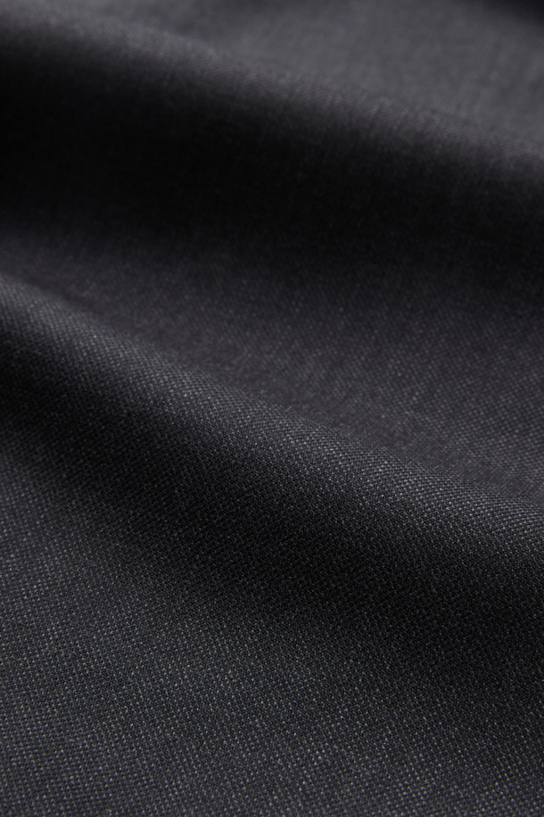 카벤디쉬 울 서지 솔리드 수트 팬츠 (Gray)는 남성 정장을 위한 클래식하고 포멀한 스타일의 슬림핏 바지입니다. 고급 울 소재로 제작되어 부드러운 촉감과 뛰어난 드레이프성, 형태 안정성을 제공합니다. 사계절 착용 가능하며, 오피스룩, 비즈니스 캐주얼, 모임룩 등 다양한 TPO에 적합합니다. 그레이 컬러의 무지 디자인으로 미니멀한 매력을 더하며, 어떤 상의와도 쉽게 매치할 수 있습니다. 슬림핏으로 제작되어 세련된 실루엣을 연출합니다.
