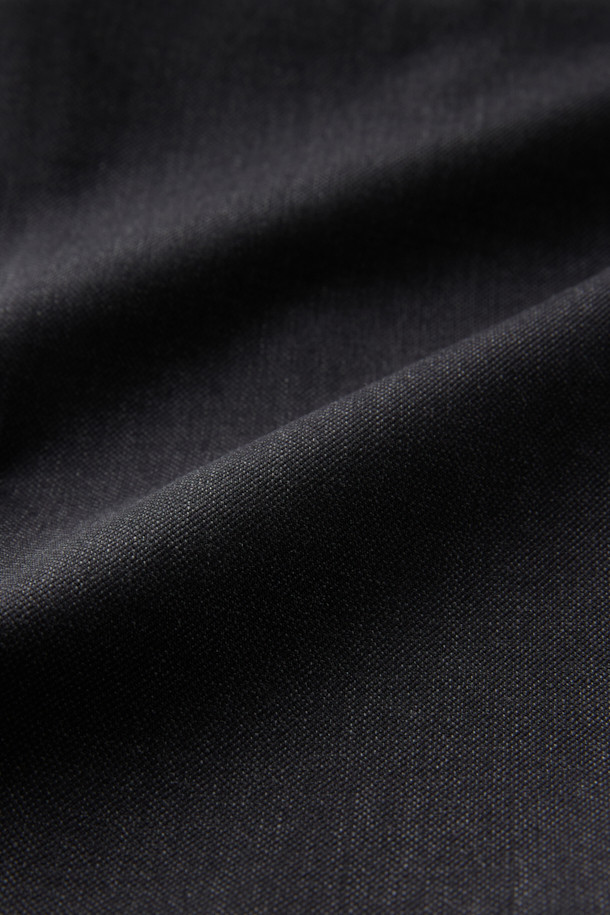 카벤디쉬 울 서지 솔리드 수트 팬츠 (Gray)는 클래식하고 미니멀한 스타일을 추구하는 남성을 위한 포멀한 정장 바지입니다. 사계절 착용 가능하며, 오피스룩, 비즈니스 캐주얼, 모임룩 등 다양한 TPO에 적합합니다. 고급 울 소재로 제작되어 드레이프성과 형태 안정성이 뛰어나며, 슬림핏 디자인으로 세련된 핏을 연출합니다. 그레이 컬러의 무지 솔리드 패턴으로 어떤 상의와도 매치하기 용이합니다. 밴딩이 없는 디자인으로 깔끔하고 포멀한 분위기를 더합니다.
