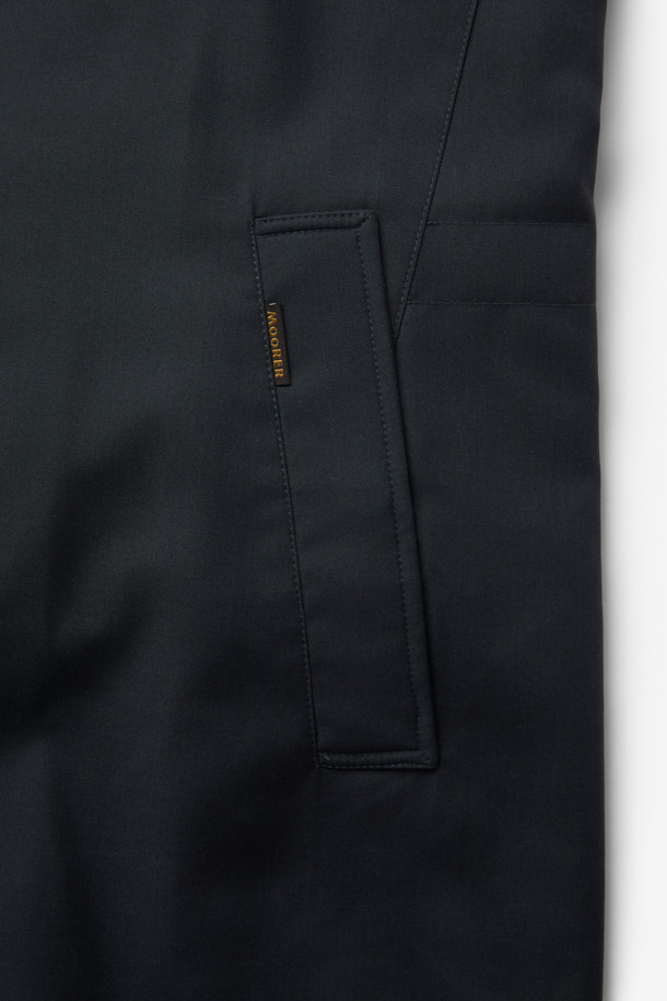 무레르(MOORER) 엘슨 3웨이 트렌치코트 다운은 남성용 아우터로, 클래식한 디자인과 뛰어난 보온성을 자랑합니다. 봄, 가을, 겨울 세 계절 모두 착용 가능하며, 일상 및 출근룩, 비즈니스 캐주얼, 모임룩 등 다양한 TPO에 활용할 수 있습니다. 롱 기장에 레귤러 핏으로 제작되었으며, 무지 패턴의 블랙 컬러로 시크하고 미니멀한 스타일을 연출합니다. 3웨이 디자인으로 분리형 이너와 다운 충전재를 사용하여 보온성을 극대화했으며, 버튼 여밈 방식과 긴 소매 기장으로 세련된 마무리를 더했습니다.
